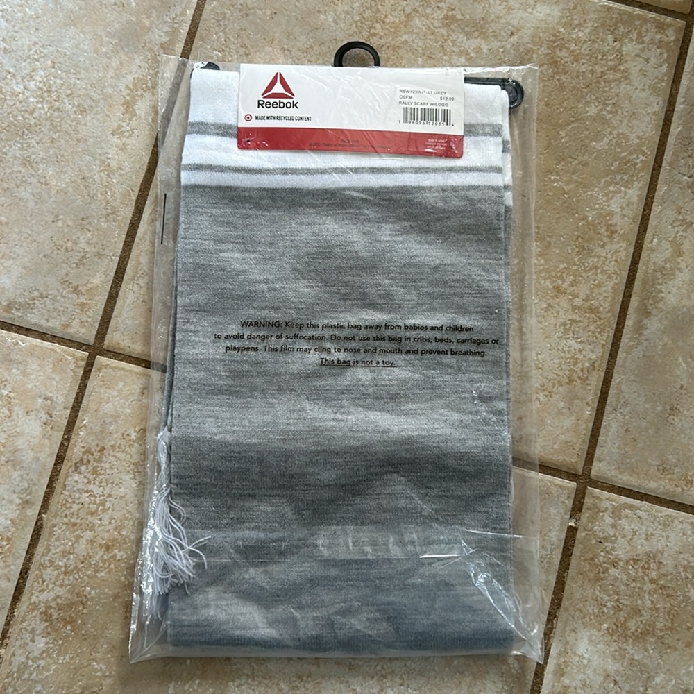NWT Reebok Rally Spell Out Fringe Scarf - Picture 3 of 3